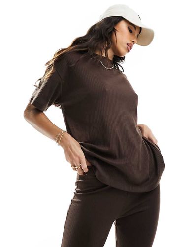 Ensemble pantalon évasé et t-shirt - Chocolat - In The Style - Modalova