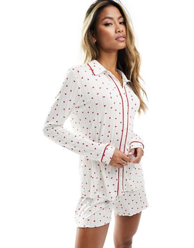 Pyjama avec chemise à manches longues et short - Imprimé caur - In The Style - Modalova