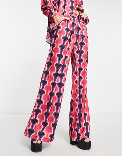 Pantalon d'ensemble évasé à imprimé géométrique - In The Style - Modalova