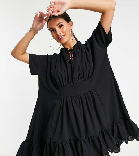 X Lorna Luxe - Robe courte à volants et ourlet asymétrique style cape - In The Style Tall - Modalova