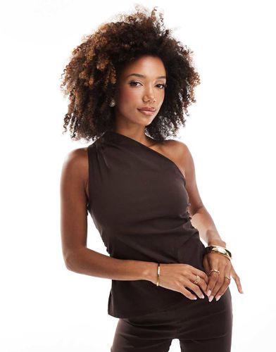 Top d'ensemble asymétrique froncé en bengaline - Chocolat - In The Style - Modalova