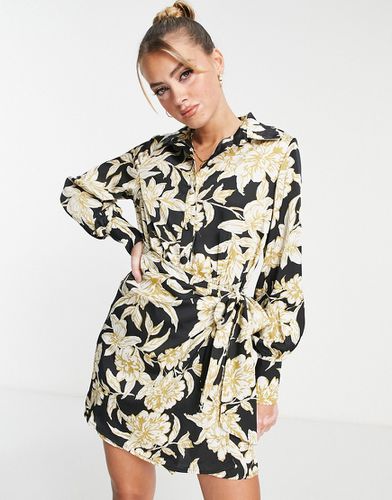 X Terrie McEvoy - Robe chemise courte coupe portefeuille à fleurs - Noir - In The Style - Modalova
