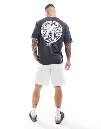 T-shirt décontracté avec imprimé papillons au dos - Noir délavé - Only & Sons - Modalova