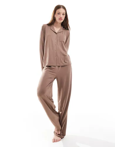 Pyjama en jersey ultra doux avec haut à revers et pantalon large à liserés - Cappuccino - Loungeable - Modalova