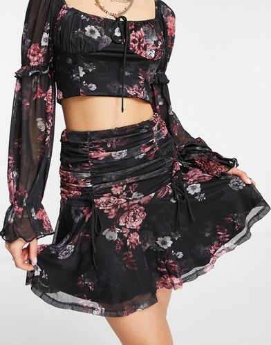 Mini-jupe d'ensemble froncée avec ourlet à volants et imprimé floral - Love Triangle - Modalova