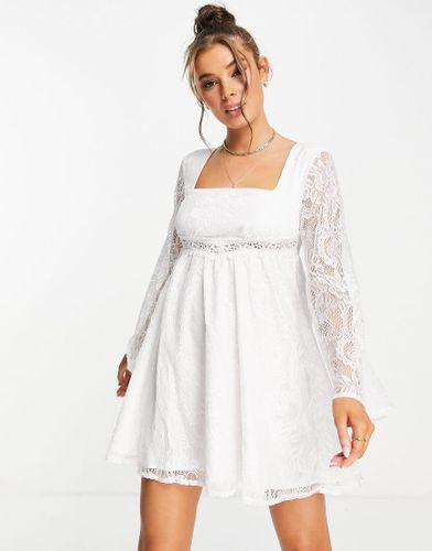 Robe courte en dentelle à manches évasées et encolure carrée - Ivoire - Love Triangle - Modalova