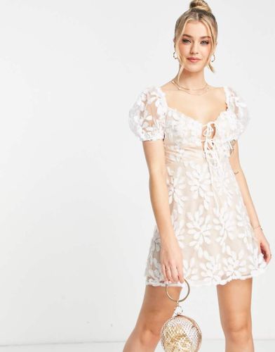 Robe patineuse à manches bouffantes en dentelle motif feuilles - Love Triangle - Modalova