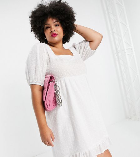 Lola May Plus - Robe courte en broderie anglaise à ourlet plongeant - Lola May Curve - Modalova
