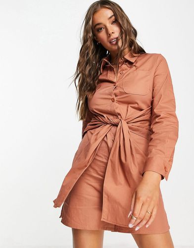 Robe chemise courte nouée à la taille - Terracotta - Lola May - Modalova