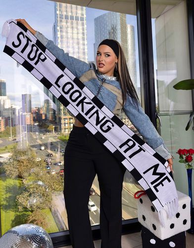X Holly Marston - Écharpe de football à slogan - et blanc - Labelrail - Modalova