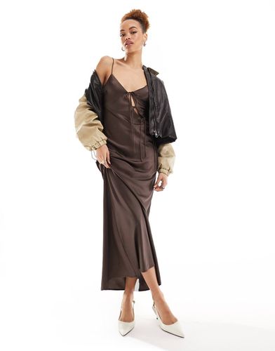 Robe longue asymétrique en satin avec liens et fines bretelles - Marron - Lioness - Modalova