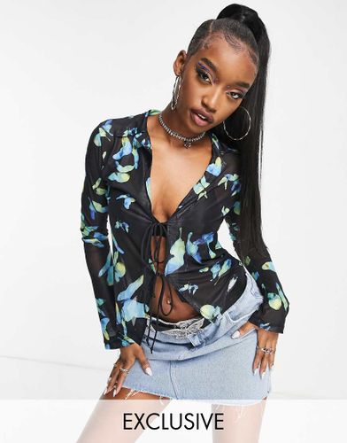 Chemise en tulle ajustée nouée sur le devant à imprimé papillons style années 90 - Bleu - Motel - Modalova