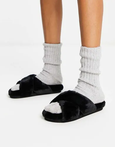 Chaussons croisés devant style mules en fausse fourrure - Monki - Modalova