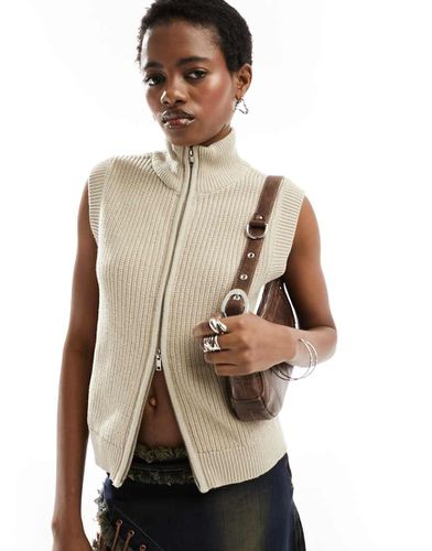 Gilet sans manches ajusté en maille avec fermeture éclair devant - Beige - Monki - Modalova