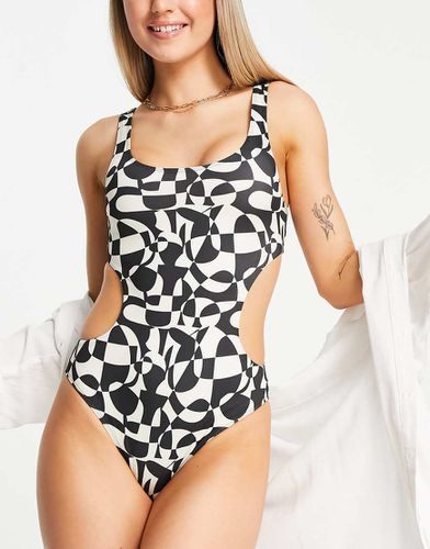 Maillot 1 pièce à imprimé graphique avec découpes sur le côté - Noir et blanc - Monki - Modalova