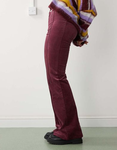 Pantalon évasé en velours côtelé à plis nervurés - Bordeaux - Monki - Modalova