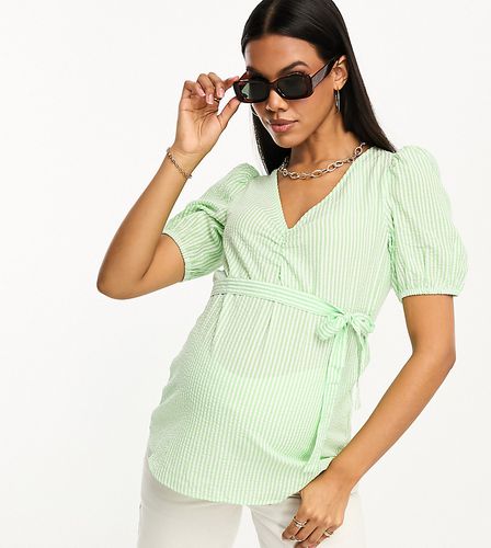 Mamalicious Maternity - Top en crêpe à rayures avec col en V et ceinture - Vert et blanc - Mama.licious - Modalova