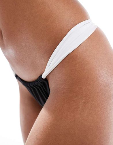 Bas de bikini contrastante coupe échancrée - Noir et blanc - Miss Selfridge - Modalova