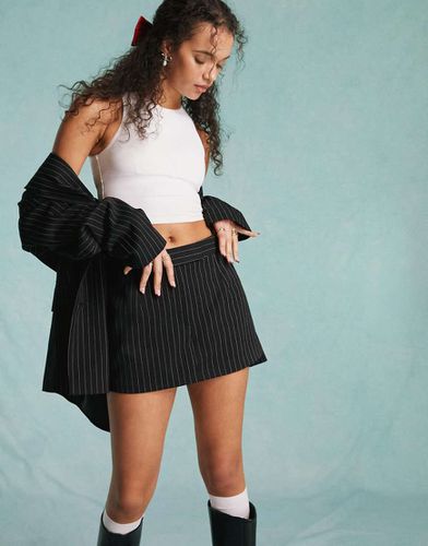 Jupe-short courte ajustée d'ensemble à fines rayures - Miss Selfridge - Modalova