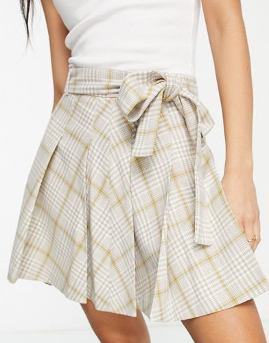 Mini-jupe plissée style kilt à carreaux avec liens noués sur le devant - Taupe - Miss Selfridge - Modalova