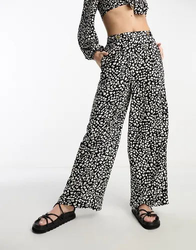 Pantalon d'ensemble large à imprimé caurs avec patte de boutonnage sur les côtés - Noir et blanc - Miss Selfridge - Modalova