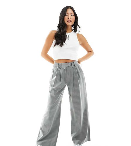 Pantalon large et souple à fines rayures - Miss Selfridge Petite - Modalova