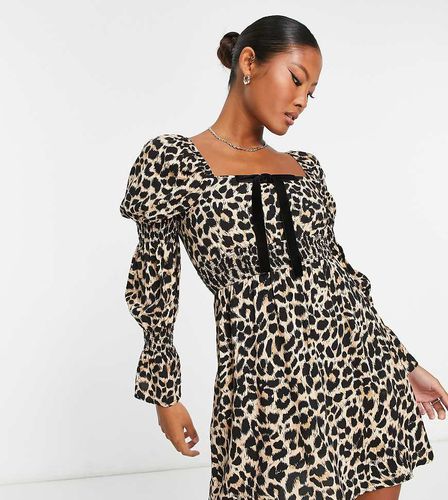 Petite - Robe courte à taille froncée avec naud fantaisie et imprimé animal - Miss Selfridge - Modalova