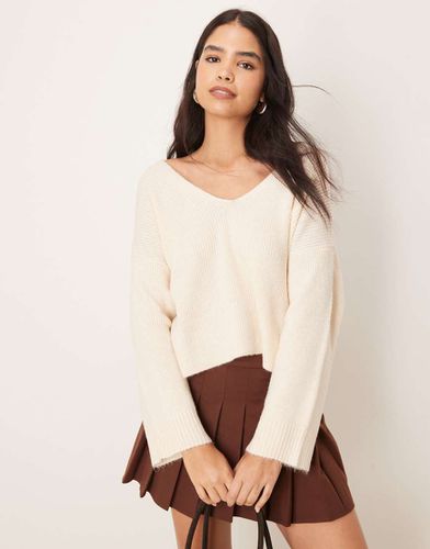 Pull col V en maille - Crème - Miss Selfridge - Modalova