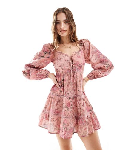 Robe courte à volants style western en coton à fleurs style patchwork et empiècement en dentelle - Miss Selfridge - Modalova