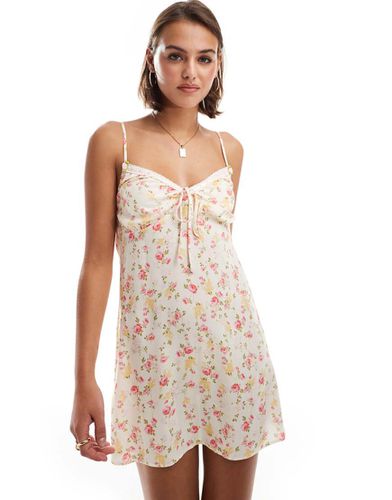 Robe courte à petites fleurs et bretelles fines avec bordures ornées de ruban - Miss Selfridge - Modalova