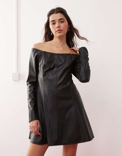 Robe courte ajustée puis évasée en similicuir avec encolure Bardot - Miss Selfridge - Modalova