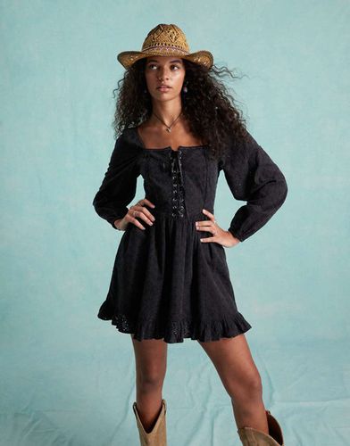 Robe courte avec corset en broderie anglaise - délavé - Miss Selfridge - Modalova