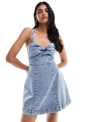 Robe courte en jean à détail naud - clair - Miss Selfridge - Modalova