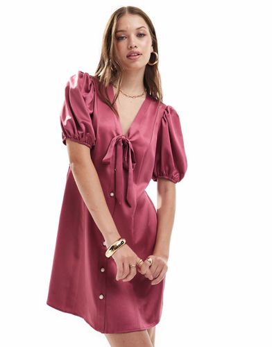 Robe courte en satin avec naud - Miss Selfridge - Modalova