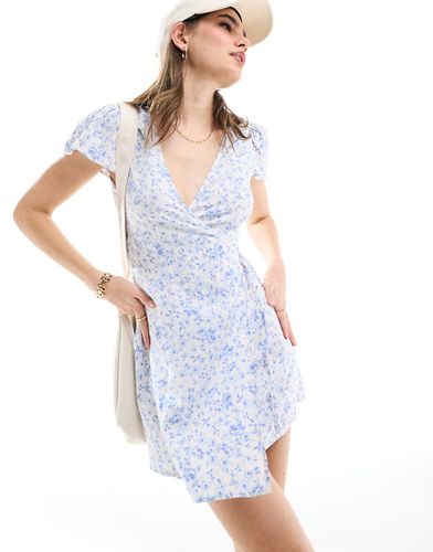 Robe portefeuille courte à imprimé fleurs - Bleu - Miss Selfridge - Modalova