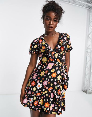 Robe rétro courte coupe portefeuille à volants - Noir à fleurs rétro - Miss Selfridge - Modalova