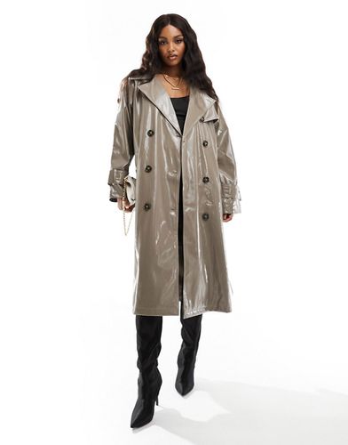 NA-KD - Trench-coat brillant imitation cuir avec ceinture - Taupe - Nakd - Modalova