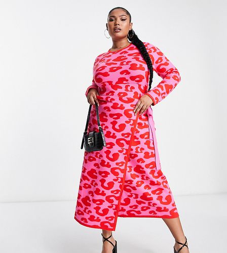 Robe portefeuille mi-longue en maille à imprimé léopard - Rose/rouge - Never Fully Dressed Plus - Modalova