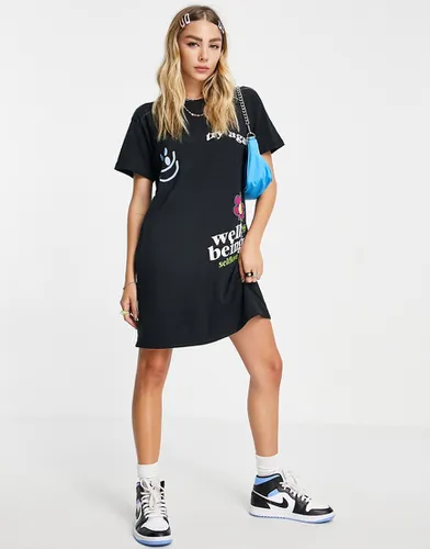 Robe t-shirt oversize à imprimé graphique Wellbeing » - New Girl Order - Modalova