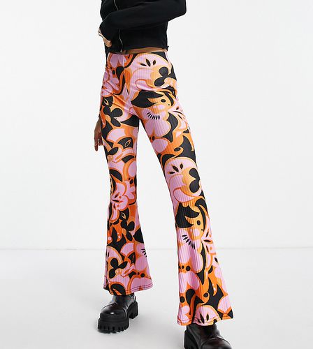 Pantalon évasé à imprimé floral rétro - New Look Petite - Modalova