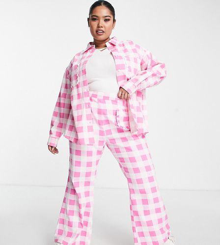 Neon Plus - Pantalon d'ensemble évasé à carreaux avec poches bordées de volants - Neon Rose Plus - Modalova