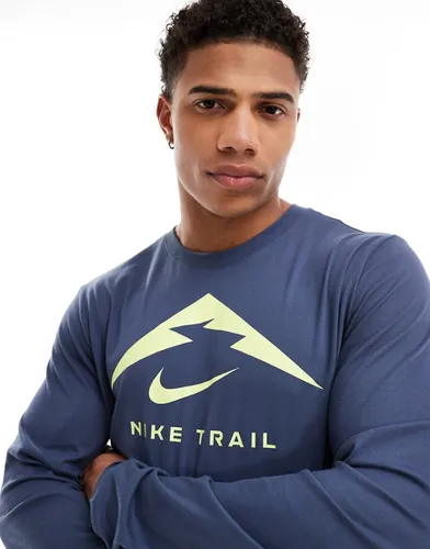 Nike Trail - T-shirt de running en tissu Dri-FIT à manches longues et imprimé graphique - marine - Nike Running - Modalova