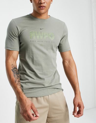 T-shirt à motif en tissu Dri-FIT - Kaki - Nike Training - Modalova