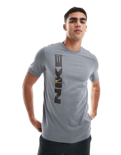 T-shirt de sport imprimé style vintage - Nike Training - Modalova