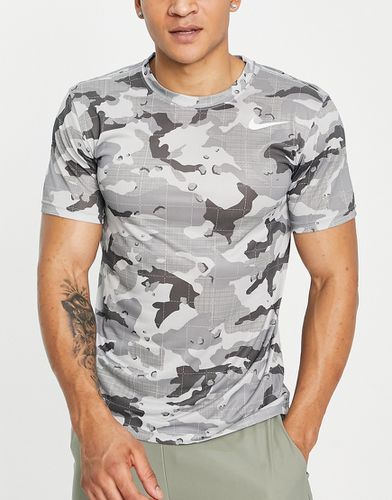 T-shirt en tissu Dri-FIT à motif camouflage - Nike Training - Modalova