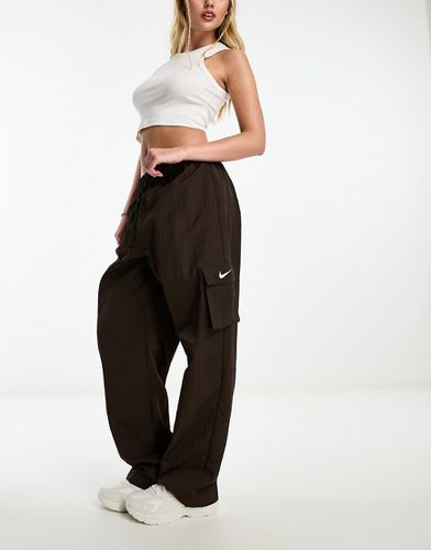 Pantalon cargo tissé à mini logo virgule - Marron baroque - Nike - Modalova