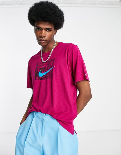 DYE Miler - T-shirt en tissu Dri-FIT à imprimé graphique - Nike Running - Modalova