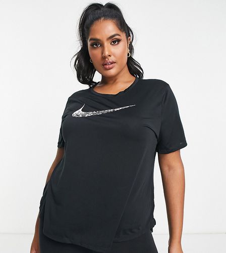 Plus - T-shirt de course à logo virgule - Nike Running - Modalova