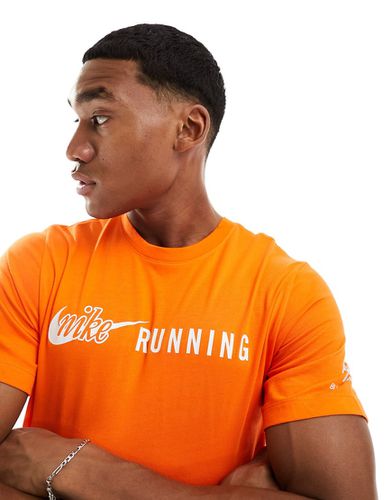 Trail - T-shirt en tissu Dri-FIT à imprimé graphique - Nike Running - Modalova
