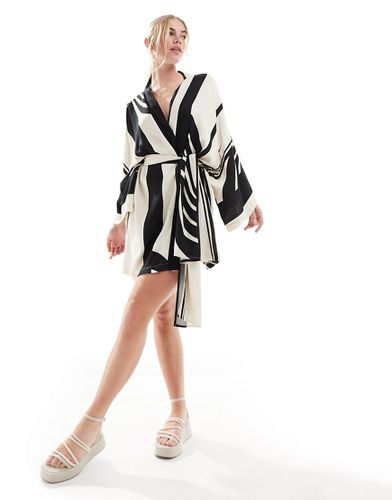 Robe ceinturée à manches amples et rayures contrastantes - Noir et blanc - Sndys - Modalova